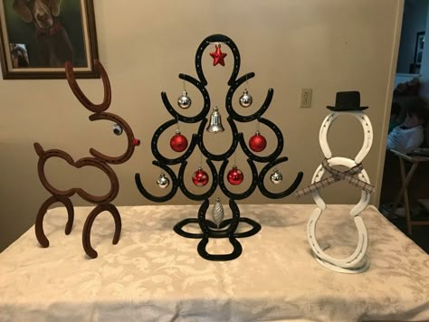 Horseshoe Christmas Decorations, Ag Mech Projects, Horseshoes Crafts, Horse Shoe Projects, Horse Shoe Ideas, Horseshoe Ideas, Horseshoe Crafts Projects, Cowboy Crafts, Diy Recycled Projects