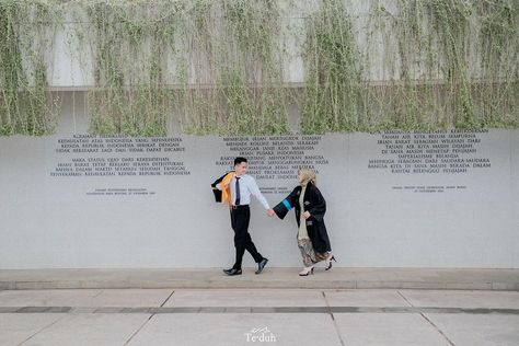 Foto Wisuda Couple, Pose Wisuda Outdoor, Couple Graduation Photoshoot, Outdoor Graduation Photoshoot Ideas, Grad Photos Couple, Foto Wisuda Outdoor, Photoshoot Wisuda, Wisuda Photoshoot, Wisuda Couple