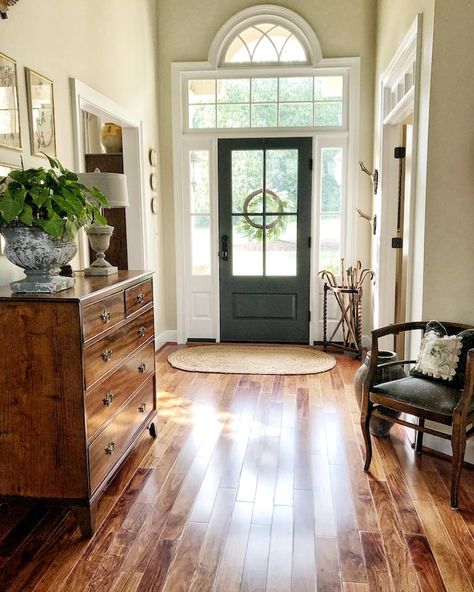 European Country Home, Farmhouse Entryway Table, Casas Country, French Farmhouse Kitchen, French Farmhouse Style, European Style Homes, Farmhouse Entryway, Casa Country, Georgia Homes