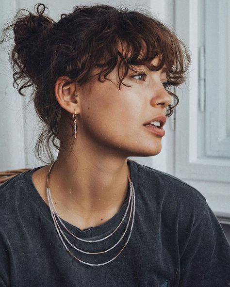 𝚅𝙸𝚅𝙸 𝙺𝙾𝙴𝙽𝙸𝙶 ⚡️ on Instagram: “„A change in perspective can change everything in an instant.“ 👁🐉 beautiful jewellery by @coeur_de_lion_jewellery #coeurdelion…” Drawing Hair, Curly Bangs, How To Style Bangs, Curly Hair With Bangs, 짧은 머리, Formal Hairstyles, Hair Tutorials, Short Curly Hair, Grunge Hair