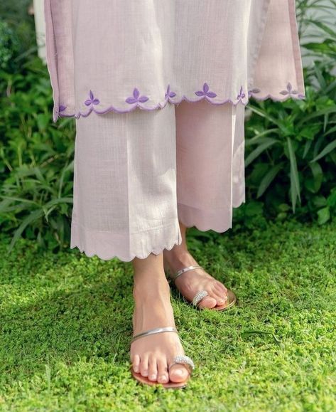 Trending Trousers, Plazzo Designs, Plazo Designs, Stylish Pants Women, Women Trousers Design, Simple Dress Casual, Salwar Pants, Kurti Sleeves Design, Stylish Kurtis Design