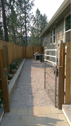 We finally finished the dog run on the side of our house.  We are thrilled with the way this project turned out and so happy to have one mor... Dog Run Side Yard, Outdoor Dog Area, Diy Dog Run, Backyard Dog Area, Dog Potty Area, Dog Friendly Backyard, Dog Backyard, Dog Pens, Dog Run