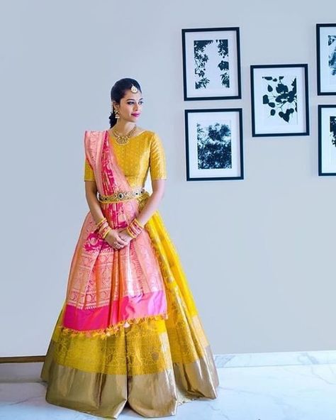 The Most Unique & Fabulous Banarasi Lehengas we Spotted! Indian Bridal Dupatta, Sangeet Dress, Lehenga Images, Orang India, Sari Lehenga, Weddings Dress, Mehndi Party, Haldi Outfits, Lehenga Saree Design