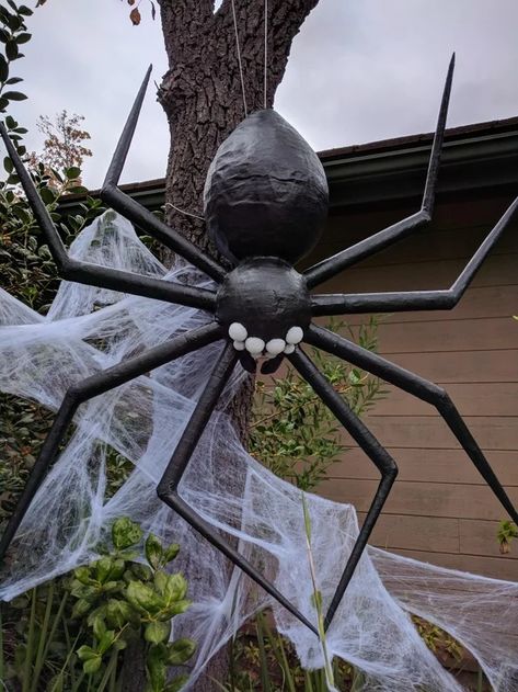 Paper Mache Spider, Giant Paper Mache, Diy Halloween Spider, Porta Halloween, Scary Halloween Decorations Outdoor, Halloween Diy Outdoor, Halloween Spider Decorations, Halloween Outside, Casa Halloween