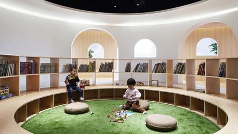 Huge arched doorways lead to cosy wood-lined reading nooks in this children's library in Shanghai, China, designed by Muxin Studio to be like a "giant toy". School Library Design, Kindergarten Interior, Daycare Design, Kids Cafe, Elementary School Library, Kids Interior Design, Kindergarten Design, Childrens Library, Library Architecture