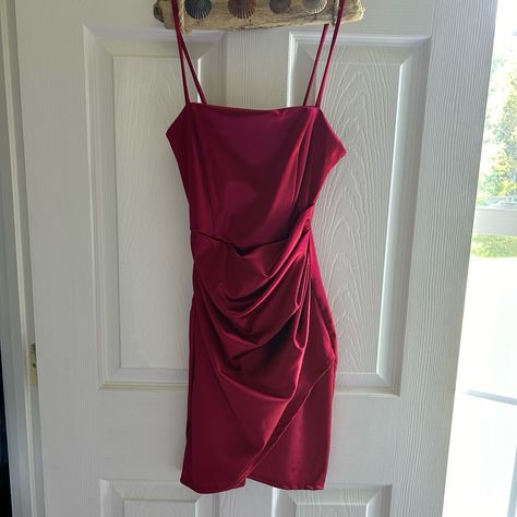 Windsor Red Satin Homecoming Dress New With Tags Dresses Windsor, Black Sparkly Dress, Satin Bodycon Dress, Satin Homecoming Dress, Spaghetti Strap Mini Dress, Windsor Dresses, Backless Mini Dress, White Halter Maxi Dress, Blue Mini Dress