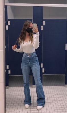 Blue Jean Flares Outfit, Styling Blue Flared Jeans, Fits Flare Pants, White Top And Flare Jeans Outfit, Flare Jeans With White Shirt, Styles With Flare Jeans, Fit Flare Jeans Outfit, Aesthetic Outfits Flare Jeans, Summer Outfits With Flare Jeans