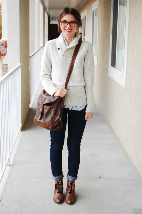 Jeans, brown leather ankle boots, blouse, vanilla knit sweater, glasses, leather bag Geek Style Outfits, Nerdy Look, Geek Chic Outfits, Nerdy Style, Saturday Style, Geek Style, Comfort Clothing, Awkward Girl, Geek Chic Fashion