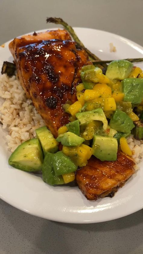 Crispy Ginger Honey Salmon with Peach Jalapeño Salsa in 2022 | Healthy recipes, Salmon recipes, Dinner recipes Salmon Recipes Dinner, Salmon Aesthetic, Jalapeño Salsa, Salmon Filets, Recipes Salmon, Honey Salmon, Ginger Honey, Sambal Oelek, Comidas Fitness