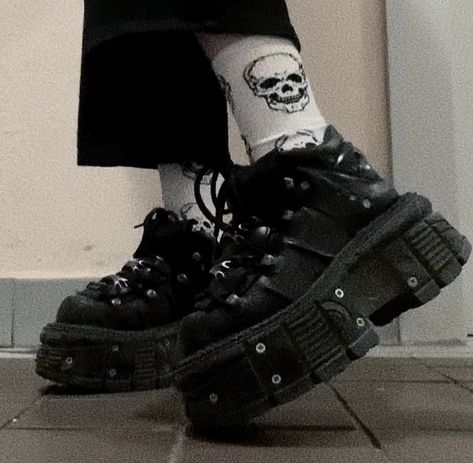 Punk Style Women, Alt Shoes, Boots Metal, Estilo Emo, New Rock Boots, Woman Sneakers, Goth Rock, Rock Boots, Black Platform Boots