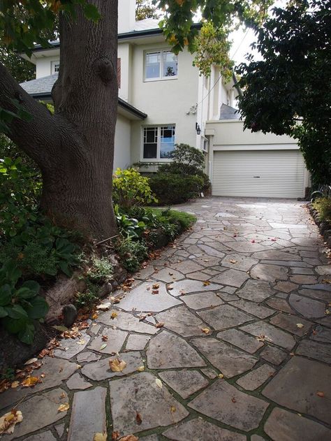 Beautiful design that we found on Pinterest, it's not our job, but we can help you build something great like this!  #Natural #flagstone #driveway Stone Driveways, Driveway Apron, Pavers Walkway, Grass Driveway, Aesthetic Backyard, Beautiful Driveways, Melbourne Garden, Driveway Entrance Landscaping, Cobblestone Driveway