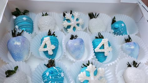 Elsa Strawberries, Frozen Chocolate Covered Strawberries, Frozen Dessert Table, Christmas Strawberry, Chocolate Covered Desserts, Frozen Cupcakes, Bday Dinner, Chocolate Covered Marshmallows, Frozen Themed Birthday Party