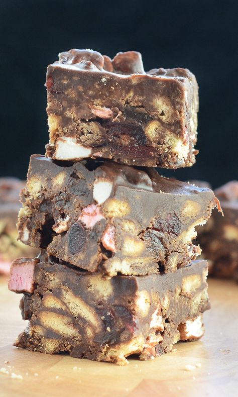 Best Rocky Road Recipe, Rocky Road Cheesecake, Easy Rocky Road Recipe, Work Treats, Rocky Road Cake, Rocky Road Bars, Rocky Road Brownies, Marshmallow Fudge, Eid Recipes