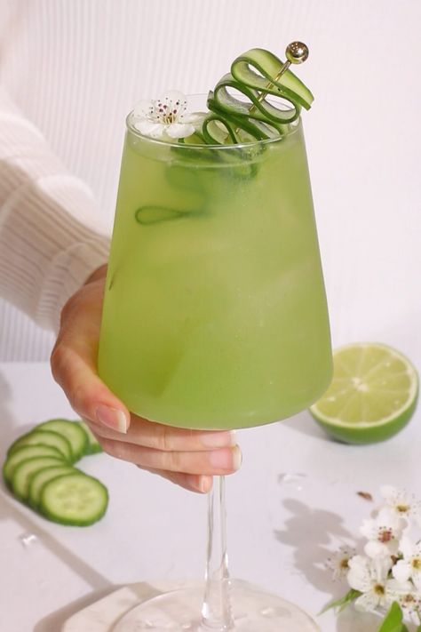 Cucumber Spritz Mocktail Cucumber Elderflower Spritz, Cucumber Smoothie Recipes Healthy, Spritzer Cocktails Non Alcoholic, Gut Health Mocktails, Elderflower Mocktail Recipe, Lavender Mocktail Recipe, Cucumber Mocktail Recipe, Asian Mocktails, Batch Mocktail Recipe