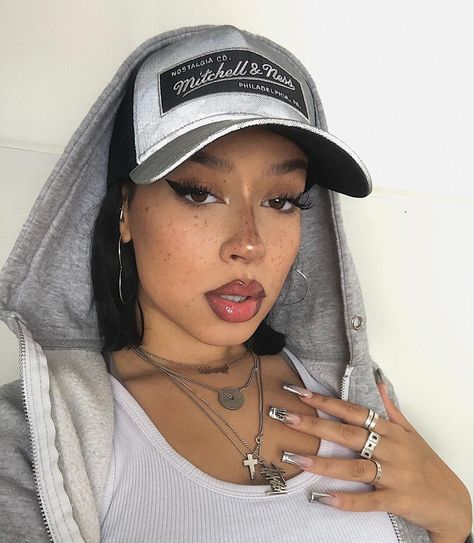 Streetwear Makeup Look, Streetwear Makeup, Streetwear Girl, Women Aesthetic, Cute Makeup Looks, Creative Makeup Looks, Aesthetic People, Makeup Obsession, Maquillaje Natural