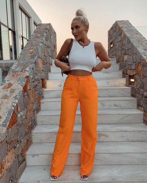 Sarah Ashcroft Outfits, Pantalon Naranja Outfits, Orange Trousers Outfit, Orange Pants Outfit, Pantalon Orange, Sarah Ashcroft, Ibiza Outfits, Trouser Outfit, Credit Tips