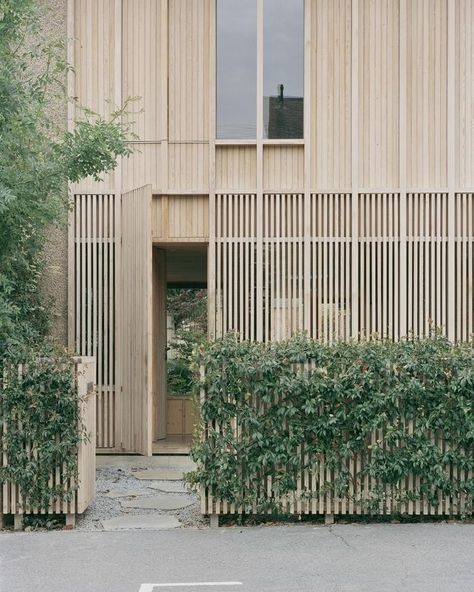 Australian Beach House, Clad Home, Architectural Association, Timber Battens, Australian Beach, Casas The Sims 4, Clerestory Windows, Australian Architecture, Timber Cladding