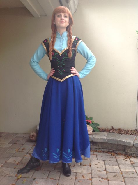 Disney Halloween Costumes Diy, Best Disney Princess, Princess Poses, Princess Anna Costume, Disney Princess Halloween Costumes, Iconic Costumes, Anna Cosplay, Frozen Halloween, Frozen Cosplay