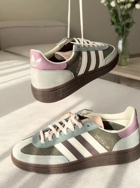 Adidas Samba Outfits, Samba Outfits, Look Winter, Adidas Samba Outfit, Samba Outfit, Colorful Sneakers, Pretty Shoes Sneakers, Skandinavian Fashion, Adidas Shoes Women