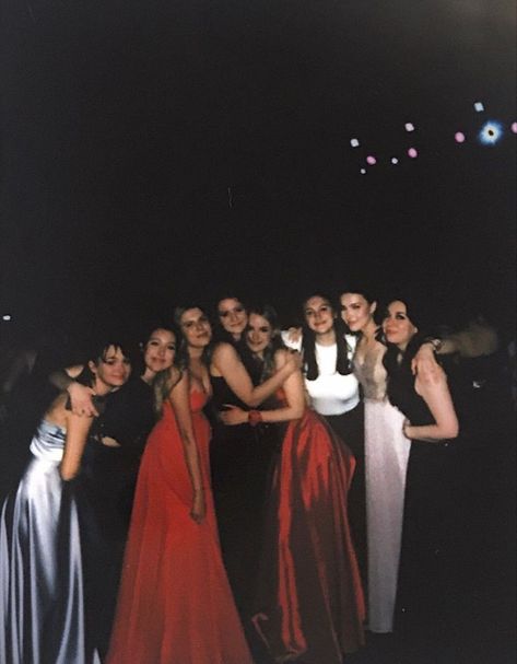 Prom Night Aesthetic Friends, Prom Ig Pics, Prom Night Photos, Prom Aestethic, Prom Aesthetic Pics, Prom Night Photoshoot, Prom Group Pictures Friends, Prom Friends Aesthetic, Prom Film Pictures