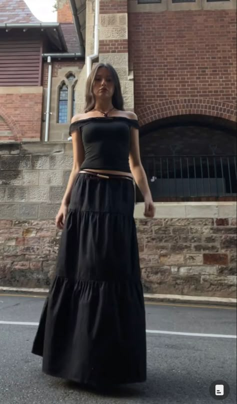 Siren Outfit Casual, Maxi Black Skirt Outfit, Black Long Skirt Outfit, Long Black Skirt Outfit, Long Skirt Aesthetic, Flowy Outfits, Long Skirt Dress, Maxi Skirt With Pockets, White Skirt Outfits