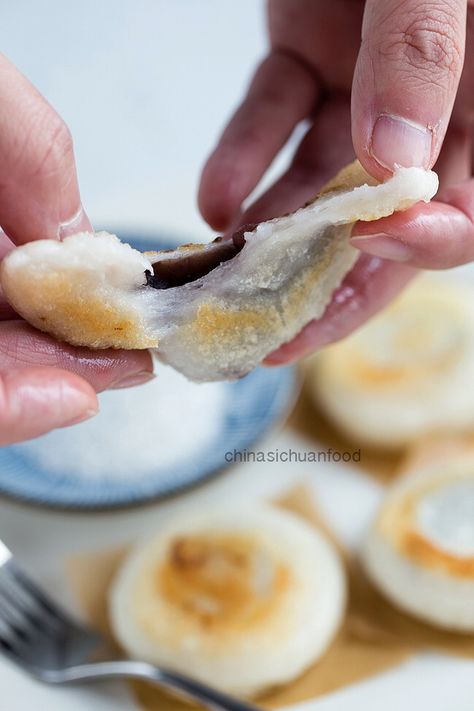 Sticky Rice Cake with Red Bean Paste | China Sichuan Food Sticky Rice Cakes, Sticky Rice Cake, Sweet Sticky Rice, Sichuan Food, Rice Desserts, Rice Cake Recipes, Asian Dessert, Korean Dessert, Asian Sweets