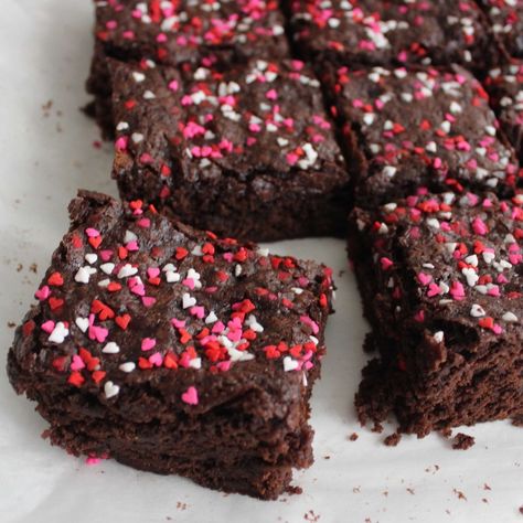 Sprinkle Brownies, Holiday Dessert Drinks, Fudgy Vegan Brownies, Pastel Desserts, Vegan Brownies, Fudgy Brownie, Heart Sprinkles, Vegan Brownie, Fudgy Brownies