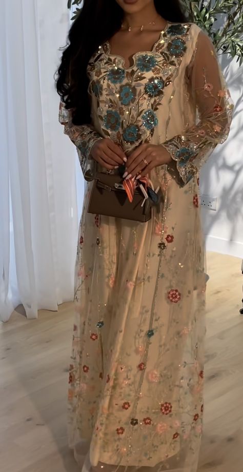 Jalabiya Arabic Dress, Jalabia Styles, Arab Dress, Luxurious Dresses, Moroccan Dress, Afghan Dresses, Classy Dress Outfits, Arab Fashion, Classy Work Outfits