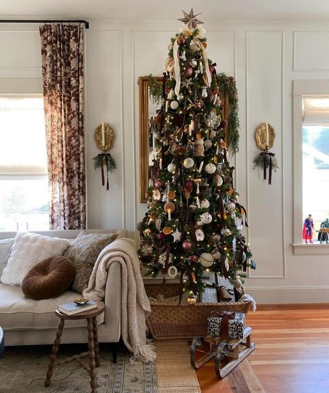 Christmas Decor Inspiration, Unique Christmas Trees, Christmas Tree Inspiration, Christmas Themes Decorations, Ribbon On Christmas Tree, Christmas Inspo, Christmas Tree Ideas, Instagram Christmas, Merry Little Christmas