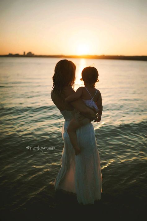 Toddler Beach Photos, Mommy And Me Beach, Baby Beach Pictures, Baby Beach Photos, Mom Photo Shoots, Mom And Me Photos, Beach Photoshoot Family, Son Photo Ideas, Mother Baby Photography