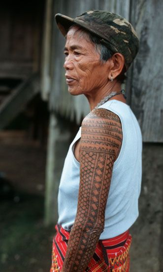 Traditional Kalinga women's arm tattoos are called pongo. Pongo is comprised of many elements, including magical talismans that attracted warrior bachelors! Other motifs marked the achievements of headhunting brothers and fathers which solidified the family’s standing in the community. Photograph by Lars Krutak. Philippine Tattoo, Traditional Filipino Tattoo, Philippines Tattoo, Filipino Tattoos, Head Hunter, Filipino Art, Philippine Art, Samoan Tattoo, Filipino Culture