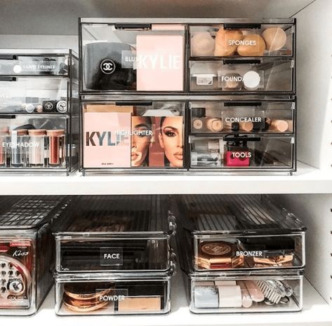 20 Genius Makeup Storage and Organizing Ideas Makeup Organizing Ideas, Pastel Wigs, Makeup Organizing, Organizing Makeup, Hair Product Storage, Rangement Makeup, Beauty Closet, Jen Atkin, Makeup Drawer Organization