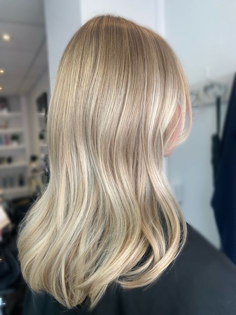 Blonde Balayage Shadow Root Blonde Straight Hair, Dust Blonde Hair, Classic Blonde Hair, Vanilla Beige Blonde Hair, Neutral Blonde Hair Color, Wheat Blonde Hair, Butter Blonde Balayage, Baby Lights Hair Blonde, Baby Blonde Highlights