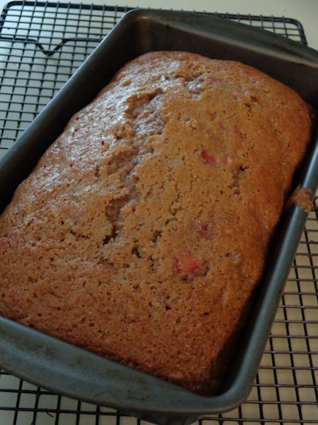 Who needs zucchini bread, when you can make Strawberry Bread! I love how super simple this recipe is to make. You'll have a loaf in the oven in under 15 minutes. The best way to eat it is warm with a dollop of butter! Strawberry Bread Recipes, Quick Bread Recipe, Strawberry Bread, Zucchini Bread Recipes, Fruit Bread, Easy Strawberry, Strawberry Desserts, Köstliche Desserts, Zucchini Bread