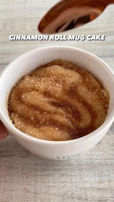 Cinnamon Roll Mug Cake, Mug Cake Recipe, Idee Pasto, Sweet Dishes Recipes, Mug Recipes, Läcker Mat, Easy Baking Recipes Desserts, Easy Snack Recipes, حلويات صحية