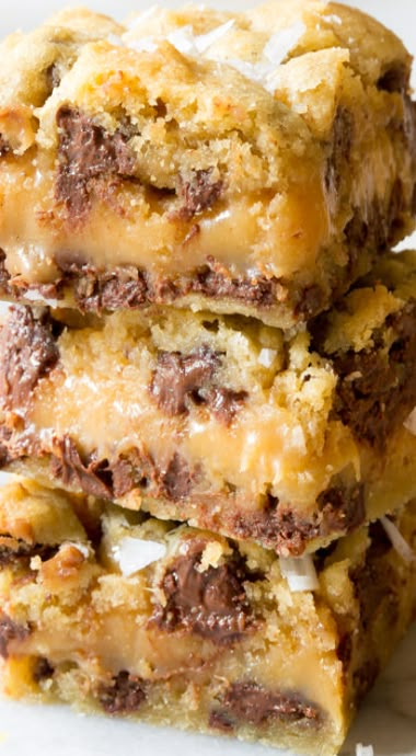 Salted Caramel Chocolate Chip Cookie Bars More Caramel Chocolate Chip Cookie Bars, Caramel Chocolate Chip Cookie, A Spicy Perspective, Resep Brownies, Caramel Chocolate Chip Cookies, Brownie Desserts, Chocolate Chip Cookie Bars, Salted Caramel Chocolate, Caramel Chocolate