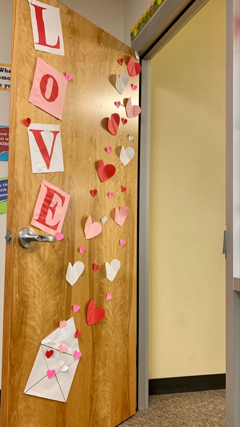 Valentine’s Day Decorations For Office, Valentine’s Day Decorated Door, Valentine's Day Office Decorations, February Classroom Decorations, Ideas Para Decorar En San Valentin, Valentines Day Office Decorations Ideas, Valentine Office Decor Work Spaces, Office Valentines Decorations, Valentines Office Decor