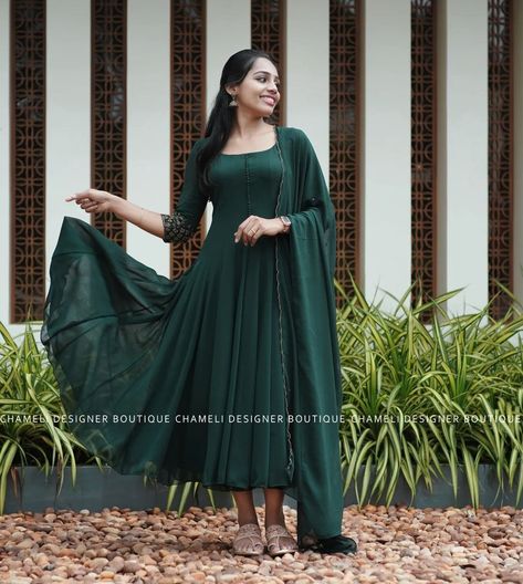 Dark Blue Churidar Designs, Green Kurti Design Dark, Dark Green Anarkali, Eid 2024, Indian Fits, Simple Frock, Onam Outfits, Black Anarkali, Churidar Neck