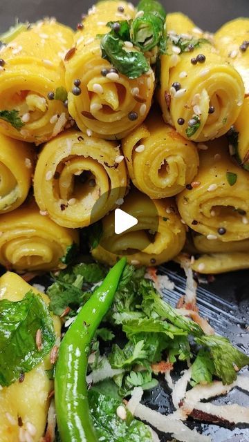 Quick Indian Snacks, Khandvi Recipe, Easy Indian Snacks, Gujarati Snacks, Spicy Snacks Recipes, Breakfast Recipes Indian, Spicy Snacks, Easy Snack Recipes, Indian Snack Recipes