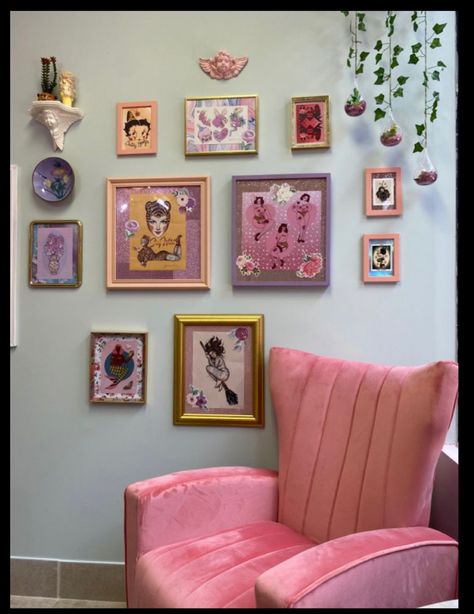 Cute Tattoo Studio Interior, Feminine Tattoo Studio, Girly Tattoo Shop Decor, Cute Tattoo Parlor, Tattoo Shop Aesthetic Pink, Tattoo Room Studio Decor, Tattoo Ink Display, Cute Tattoo Shop Interior, Tattoo Studio Aesthetic Pink