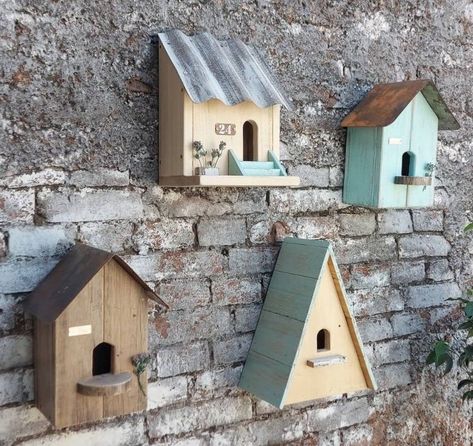 Wood Bird Houses Diy, Bird Houses Aesthetic, Diy Bluebird House, Wooden Garden Decorations, Hummingbird House Diy, Easy Wooden Crafts, Birdbox Ideas, Hexagon Birdhouse, Diy Birdhouse Easy