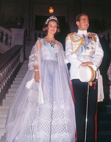 King Constantine of Greece and Princess Anne Marie of Denmark at their 1964 nuptials. Queen Anne Marie Of Greece, Christian Dior Gowns, Marie Of Denmark, Princesa Anne, Greek Royalty, Royal Wedding Gowns, Greek Royal Family, Danish Royalty, Princess Caroline Of Monaco