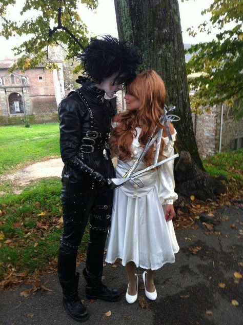 Edward And Kim Costume, Kim Edward Scissorhands Costume, Edward Scissorhands Costume Couples, Edward Scissorhands And Kim Costume, Edward Scissorhands Couple Costume, Edward Siccors Hands Costume, Alt Couple Costumes, Kim Edward Scissorhands, Unique Couple Halloween Costumes Creative