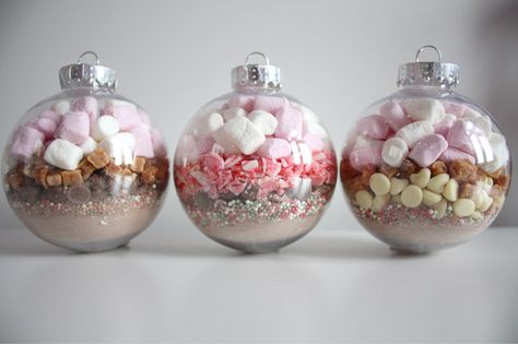 diy festive hot chocolate baubles Christmas Hot Chocolate Gifts, Chocolate Ornament, Christmas Fair Ideas, Hot Chocolate Spoons, Diy Hot Chocolate, Hot Chocolate Gifts, Chocolate Spoons, Christmas Hot Chocolate, Mini Champagne