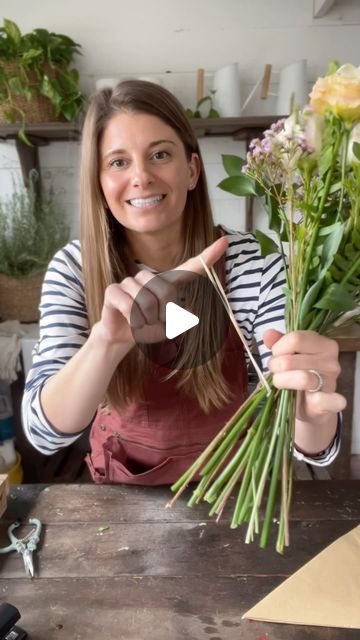 Katy King 🌸 Flower Farmer on Instagram: "The rubber band “hack”. The quickest and easiest way to secure your bouquet. 💐   #flowerlover #bouquet #freshflowers #flowerfarmer #farmerflorist #diy #flowertips" Floral Bouquets Diy, Throw Bouquet Ideas, Bouquet How To, Flower Bouquet Diy Floral Arrangements, How To Do A Bouquet Of Flowers, Diy Flower Bouquet Wedding, Diy Flower Bouquet Wrapping, How To Build A Bouquet, How To Make A Bouquet Of Flowers