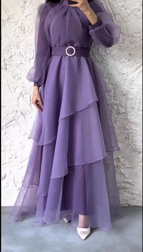 Simple Long Dress, Party Wear Gowns, Simple Frock Design, Long Frock Designs, Simple Frocks, Simple Gowns, Pakistani Fancy Dresses, Modest Dresses Casual, Fancy Dresses Long