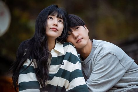 👉 🔗 Read: https://www.hancinema.net/photos-new-stills-added-for-the-upcoming-korean-drama-doona--172338.html #kdrama #KoreanDrama #Korea #Korean Lee Yu Bi, Lee Jin Wook, New Korean Drama, Lee Jin, Yoo Seung Ho, Intense Love, Septième Art, Song Hye Kyo, Hyun Bin