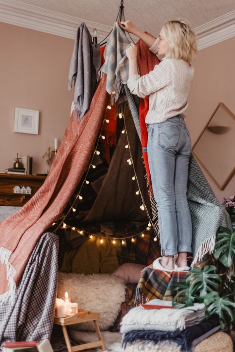 How To Build A Fort With Blankets, Christmas Fort, Cubby Ideas, Indoor Forts, Sleepover Room, Fort Kit, Indoor Tents, Apartment Hacks, Den Ideas