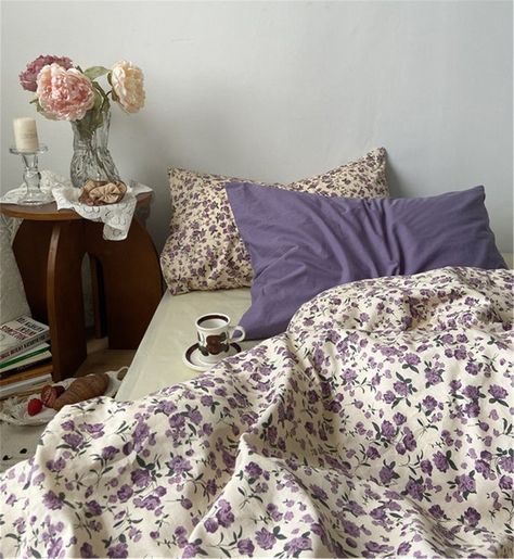 Soft Floral Bedroom, Vintage Bed Set, Purple Coquette Room, Vintage Floral Bedding, Aesthetic Comforters, Cute Bedding Aesthetic, Floral Bedroom Aesthetic, Vintage Floral Bedroom, Grandmacore Bedroom