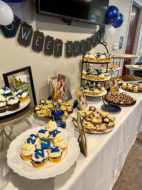 High School Boy Graduation Party Ideas, Boys Graduation Party Ideas, Boy Graduation Party Ideas, Graduation Dessert Bar, Country Graduation Party, Ballon Ideas, Party Desert, High School Graduation Party Ideas, Dessert Table Graduation